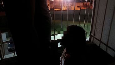 Le ofreci a mi esposo mamarle la polla en la ventana del balcon de nuestro apartamento y acepto. ME TRAGUE TODO SU SEMEN AL AIRE LIBRE!! – VIDEO CASERO