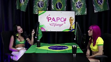 Safada mostra a buceta gostosa após falar que teve o cu toda chupada com um gosto estranho, e homem de pau mole na gravação a irrita – Tiffany Carioca (World Cup Special)