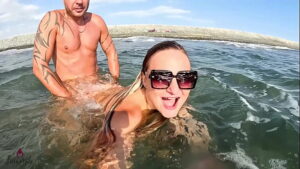 WILD OUTDOOR EXTREME?! AMATEUR WELLENFICK ORGASMUS MITTEN IM MEER!