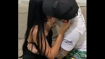 Cowboy dotado pegou a esposa novinha morena gostosa hotwife do amigo corno amador cuckold d4 no sofá parte 2