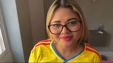 Pequeña latina aficionada colombiana le gusta chupar polla después del partido del mundial