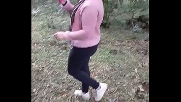 Sexo amador casada engolindo leite na floresta