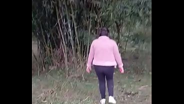 Sexo amador casada engolindo leite na floresta