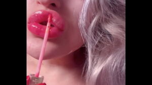 Bimbo red lipgloss captivated. Webcam Session talk with bimbo girl. Red lips and red lipgloss worship.