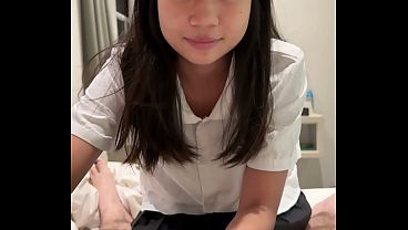 Une asiatique de 18 ans en uniforme scolaire se fait baiser par une grosse bite blanche